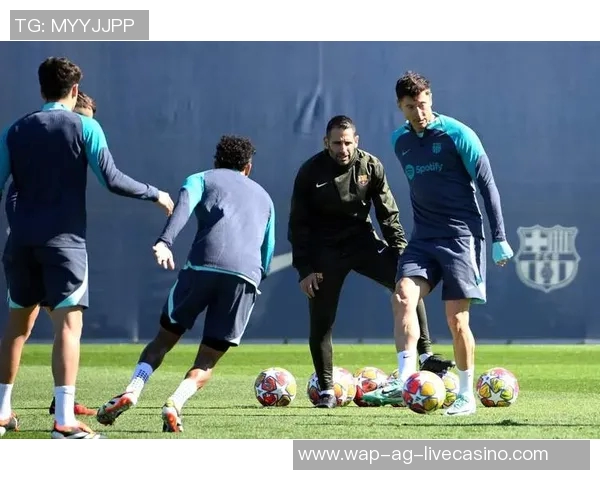 在足球训练场上锻炼技巧与团队合作提升球员综合素质的有效方法探讨 在足球训练场上锻炼技巧与团队合作提升球员综合素质的有效方法探讨